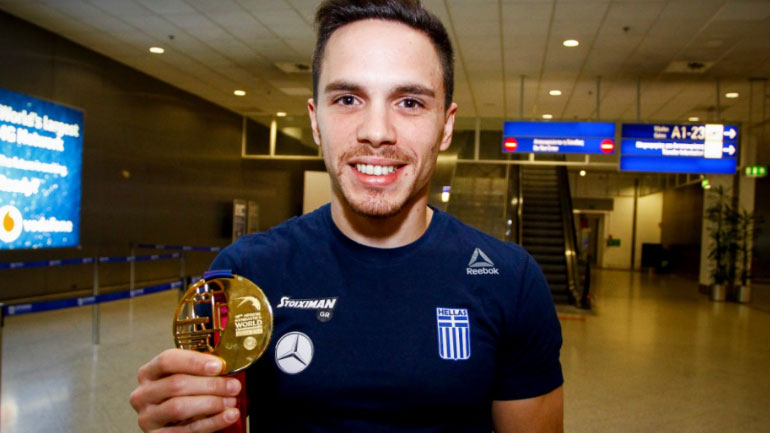 Επέστρεψε στην Ελλάδα ο Πετρούνιας και δήλωσε: «Συγκινήθηκα βλέποντας τις ελληνικές σημαίες»