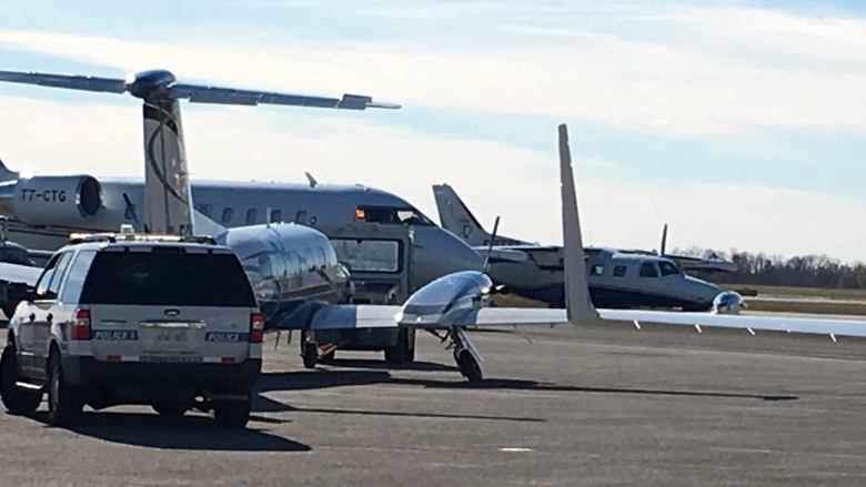 Διακρίνεται το δεύτερο αεροσκάφος που προσγειώθηκε με ασφάλεια