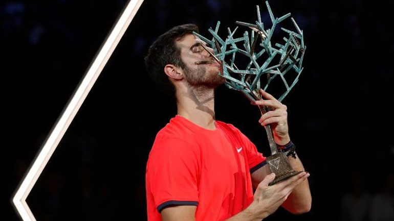Τένις: Θρίαμβος του Χασάνοφ στο Παρίσι – Νίκησε τον Τζόκοβιτς στον τελικό και κατέκτησε το τρόπαιο