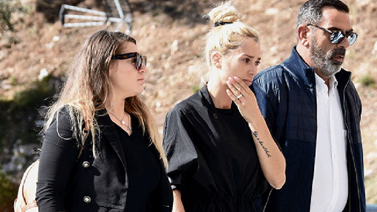 Το τελευταίο «αντίο» στον Γιάννη Μακρή – Υποβασταζόμενη η Βικτώρια Καρύδα στην κηδεία του