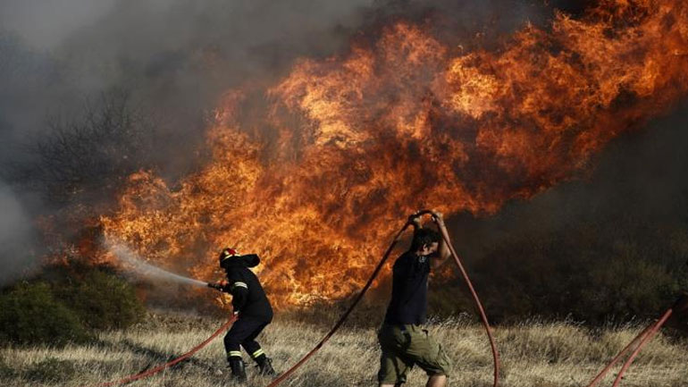 Σε εξέλιξη μεγάλη φωτιά στη Λεμεσό