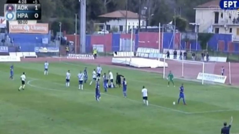 Κέρκυρα-Ηρακλής: Φυσικοθεραπευτής εισέβαλε χωρίς άδεια στον αγωνιστικό χώρο και έκοψε τη φάση!