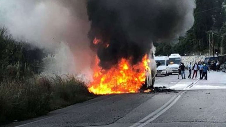 Φωτιά σε λεωφορείο του ΚΤΕΛ στη Λευκάδα – Πρόλαβαν και βγήκαν οι επιβάτες