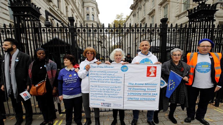 Βρετανία: Ανθρώπινη αλυσίδα στην Downing Street για τα δικαιώματα Βρετανών και Ευρωπαίων μετά το Brexit