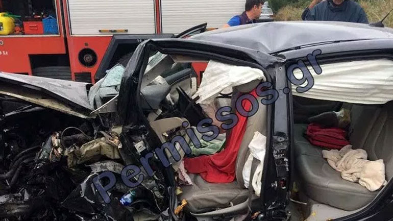 Μετωπική σύγκρουση οχημάτων με τρεις τραυματίες στη Λιβαδειά