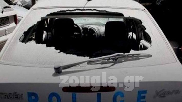 Επίθεση με καδρόνια εναντίον περιπολικού στο Πεδίο του Άρεως Επίθεση με καδρόνια εναντίον περιπολικού στο Πεδίο του Άρεως