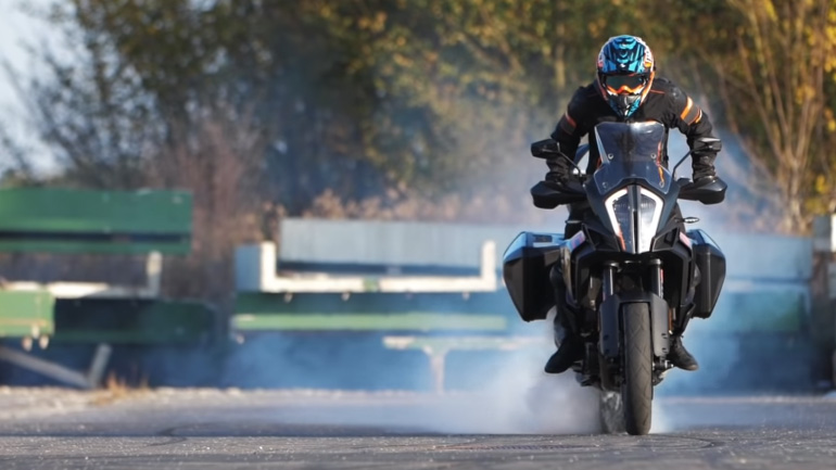 Ντριφτάροντας με το KTM 1290 Adventure R