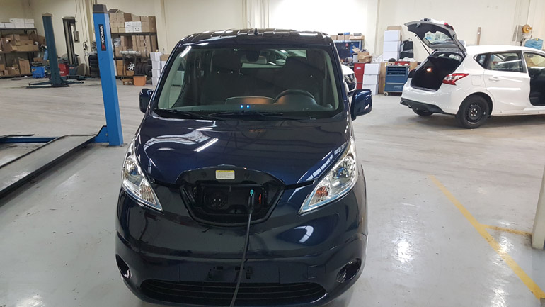 Το Nissan e-MV200 EVALIA είναι ηλεκτρικό και φορτίζει από μία... πρίζα