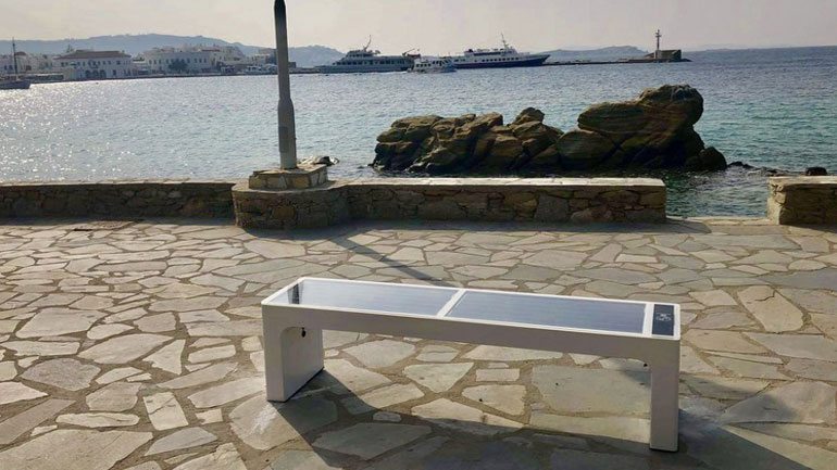Έξυπνα «ηλιακά παγκάκια» με… wifi στη Μύκονο