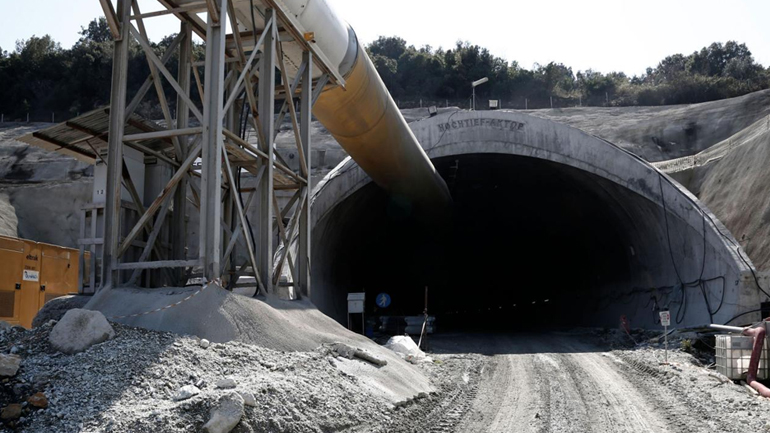 Η Κομισιόν κήρυξε εκστρατεία κατά του καρτέλ των κατασκευαστικών