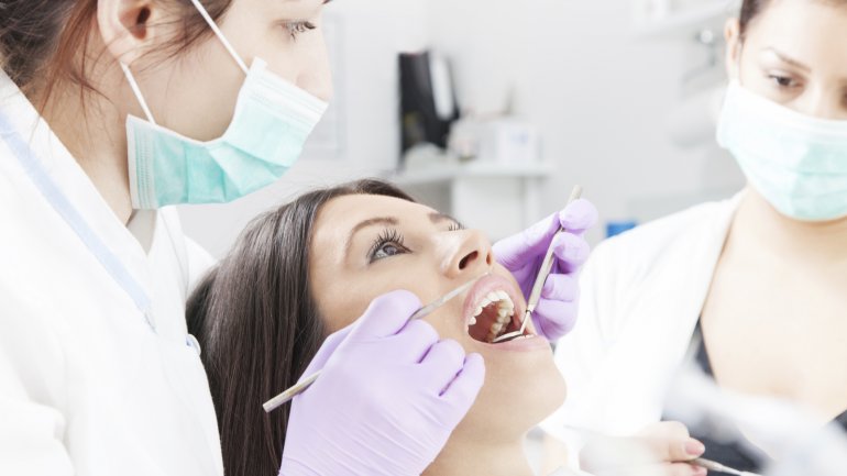 Ποια άτομα πρέπει να λαμβάνουν αντιβιοτικά πριν από μια επεμβατική οδοντιατρική θεραπεία;