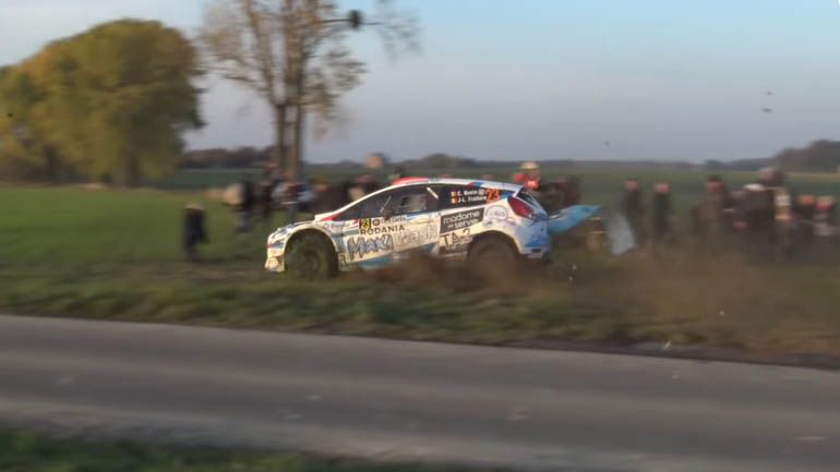 Δείτε πώς ένα αγωνιστικό παραλίγο να παρασύρει τους θεατές Δείτε πώς ένα αγωνιστικό παραλίγο να παρασύρει τους θεατές