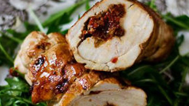 Κοτόπουλο ρολό γεμιστό με λιαστές ντομάτες και σπανάκι