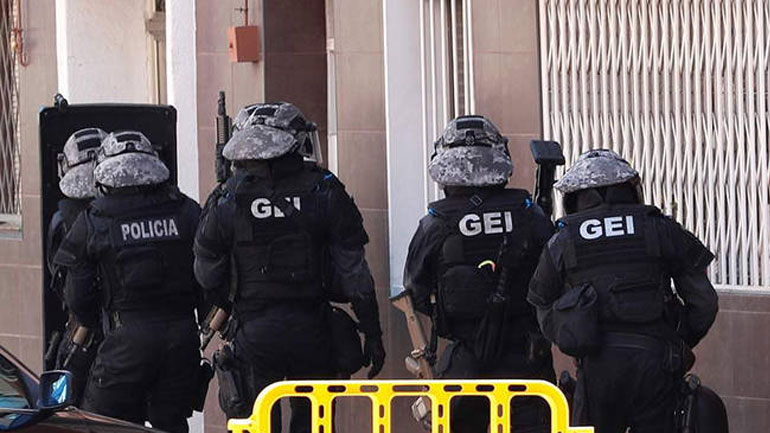 Μια αγκράφα ζώνης που έμοιαζε με χειροβομβίδα προκάλεσε την εκκένωση των σιδηροδρομικών σταθμών της Ισπανίας