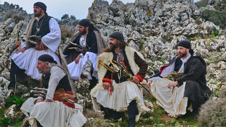 Ο Όμιλος Φίλων Ιστορικής Φορεσιάς και Οπλισμού «ο Λιάρος» τίμησε τους Μανιάτες που έπεσαν ηρωικά για την ελευθερία της Κρήτης