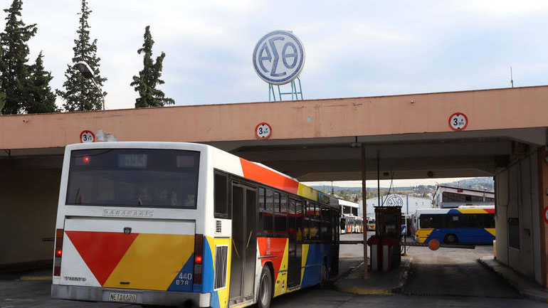Θεσσαλονίκη: Χιλιάδες μαθητές μεταφέρονται καθημερινά στο σχολείο με μισθωμένα λεωφορεία ή με τον ΟΑΣΘ