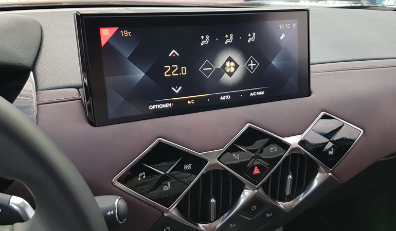 Η μεγάλη οθόνη αφής στην κεντρική κονσόλα