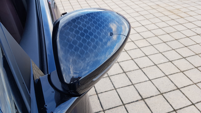 Ακόμα και η βαφλη στους καθρέπτες είναι ξεχωριστή...