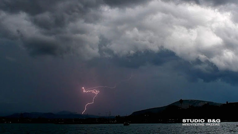 Ναύπλιο: Φθινοπωρινό το σκηνικό με έντονη βροχόπτωση και αστραπές