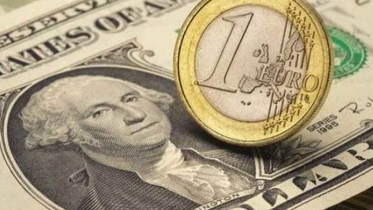 Οριακή πτώση για το ευρώ