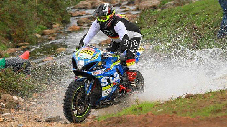 Με GSX-R1000 στο χώμα; Φυσικά!