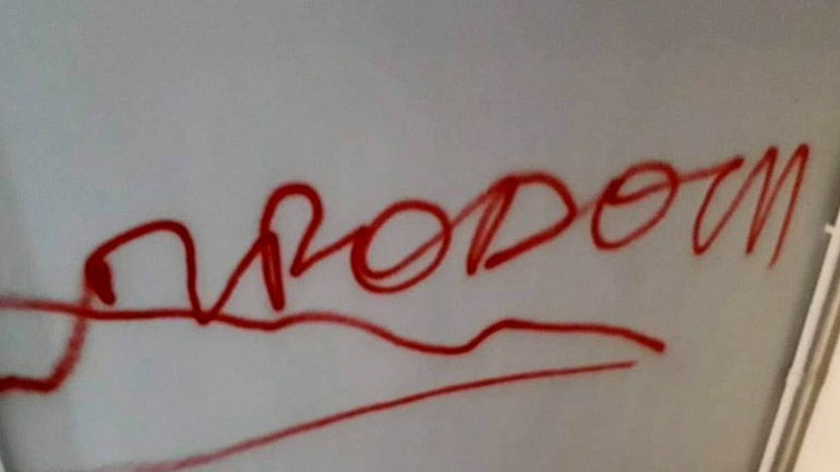 Βανδαλισμοί στην κατοικία του Γιάννη Μπουτάρη – Έγραψαν «προδότη» στον τοίχο