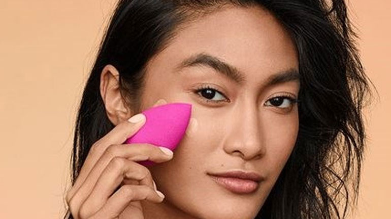 Γιατί πρέπει να βρέχεις το beautyblender σου με ροδόνερο πριν το χρησιμοποιήσεις;