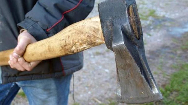 Φθιώτιδα: 68χρονος απείλησε με τσεκούρι την κόρη του και τον γαμπρό του