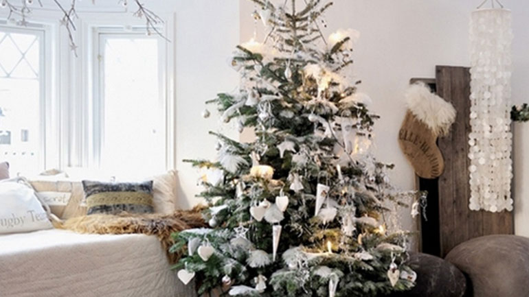Τι αλλάζει στην ψυχολογία μας όταν στολίζουμε το σπίτι πολύ πριν έρθουν οι γιορτές
