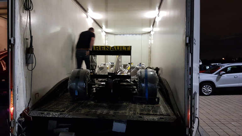 Το μονοθέσιο της Renault F1 λίγο πριν βγει από την κλειστή νταλίκα