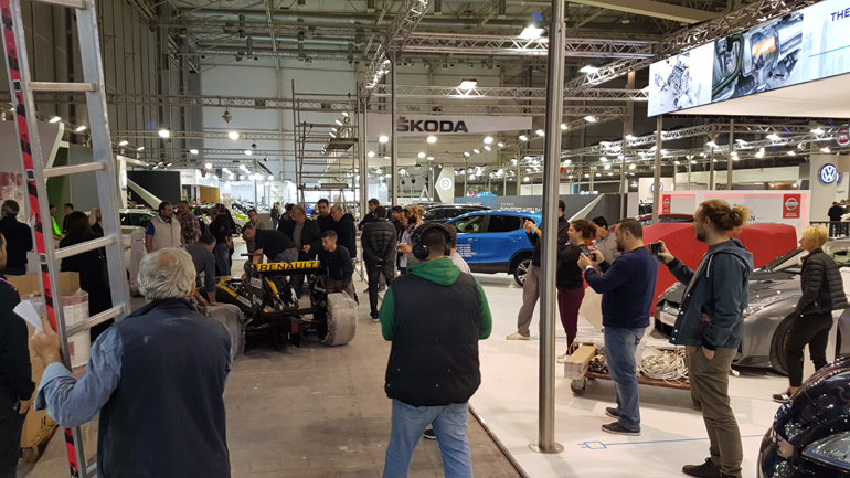 Το μονοθέσιο πηγαίνει για να πάρει τη θέση του στο περίπτερο της Renault και τα κινητά έχουν πάρει... φωτιά!