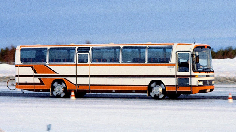 Δείτε πώς δοκίμαζαν παλιά το σύστημα ABS στα φορτηγά και λεωφορεία της Mercedes