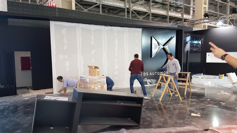 Όλοι τρέχουν για να προλάβουν τα εγκαίνια που είναι σε λιγότερα από 24 ώρες...