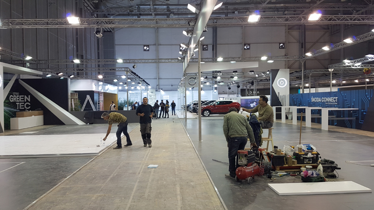 Σε μία μέρα αυτός ο χώρος θα πρέπει να έχει μεταμορφωθεί...