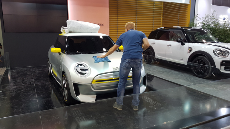 Τα αυτοκίνητα πρέπει να.. λάμπουν. Ιδίως αυτά που δεν έχουν εμφανιστεί ξανά...