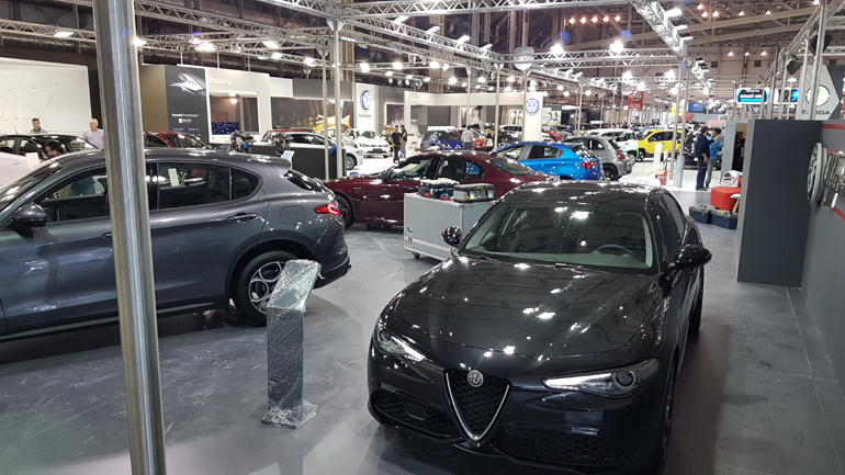 Όταν τα αυτοκίνητα έχουν αρχίσει να τοποθετούνται στην θέση του, τότε η έκθεση παίρνει 'σάρκα και οστά' 