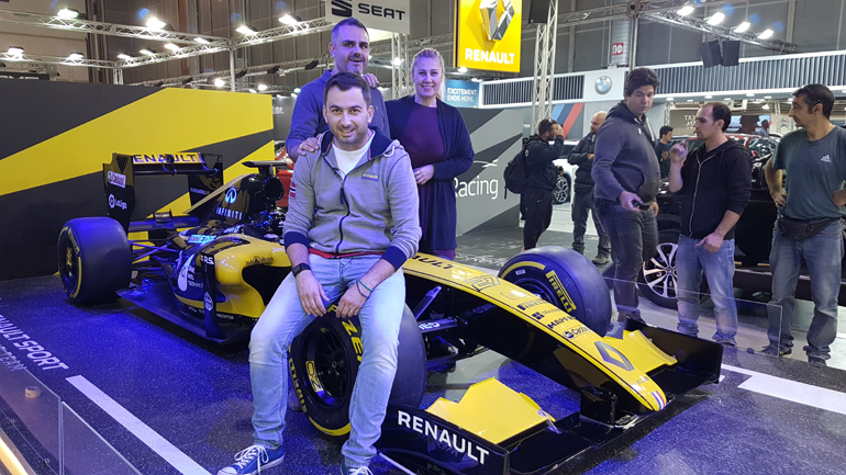 Αναμνηστική φωτογραφία με το μονοθέσιο της Renault και μαζί με τους Μαρία Παπαδάκη (διευθύντρια marketing της Renault) και Χρήστο Σκιρδή (διευθυντή δημοσίων σχέσεων της Renault)