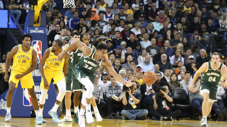 ΝΒΑ: Oι πρωταθλητές υποκλίθηκαν στους Μπακς – Σούπερ εμφάνιση από τον Αντετοκούνμπο