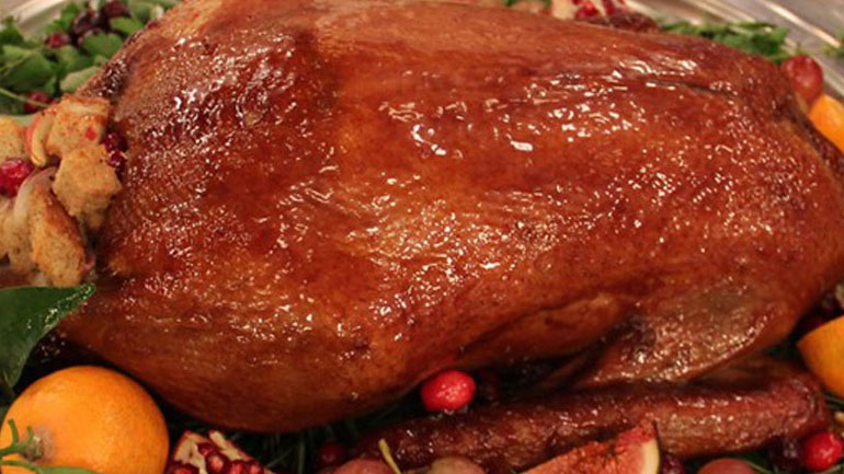 Χήνα γεμιστή με δαμάσκηνα και μήλα