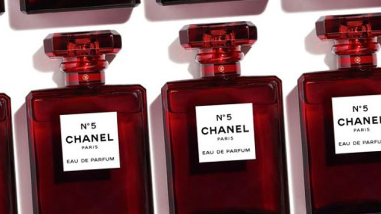 Το θρυλικό N°5 της Chanel αλλάζει για πρώτη φορά όψη με αφορμή τα Χριστούγεννα