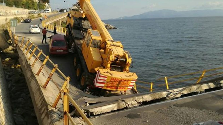 Καβάλα: Υποχώρησε η γέφυρα μπροστά στο παλιό νοσοκομείο