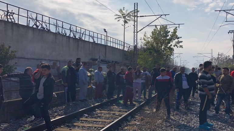 Λάρισα: Κάτοικοι απέκλεισαν τις σιδηροδρομικές γραμμές στο ύψος της Νέας Σμύρνης