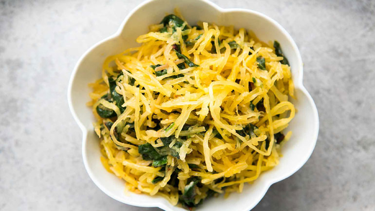 Σπαγγέτι σκουός με κουκουνάρια και φασκόμηλο