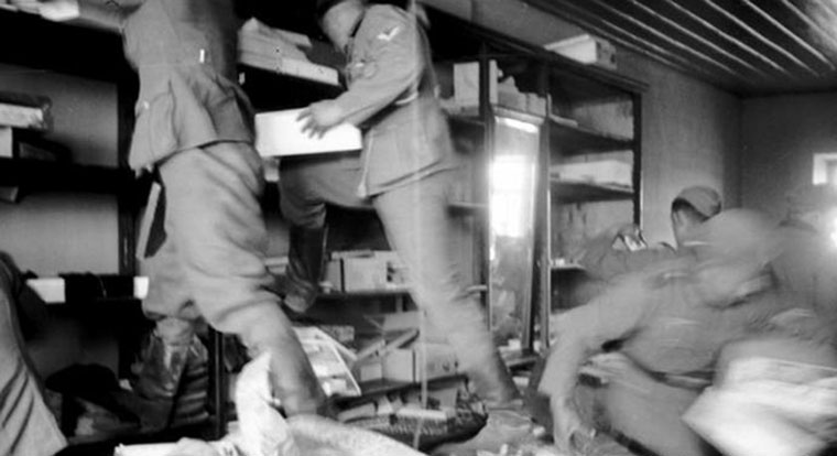 Γερμανοί στρατιώτες  «αυτοεξυπηρετούνται» σε ελληνικό κατάστημα