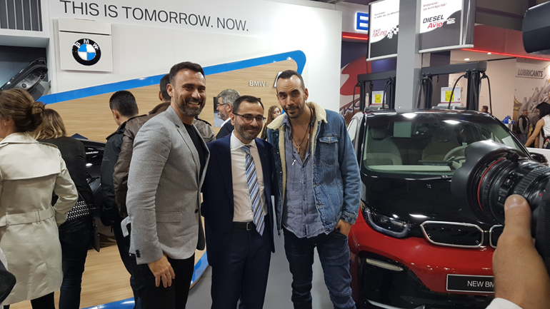 Ο Πάνος Μουζουράκης (δεξιά) με τον Γιώργο Καπουτζίδη και τον δευθυντή τω ηλεκτρικών μοντέλων BMW i, Αντώνη Αδάναλη