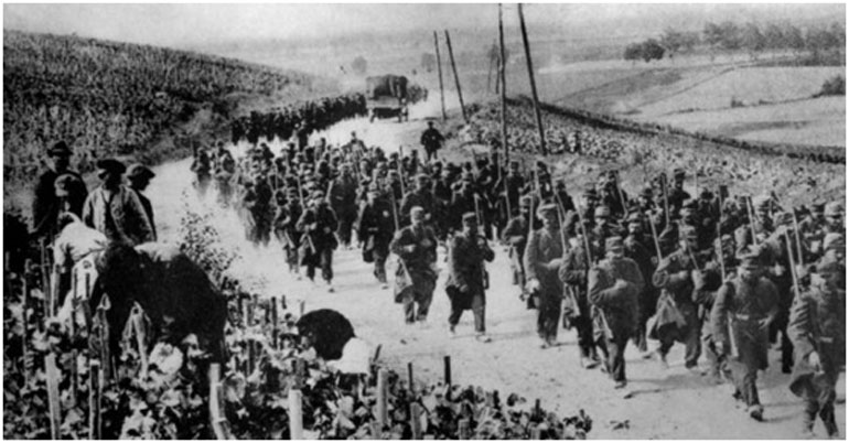 Γάλλοι στρατιώτες κατευθύνονται στο μέτωπο