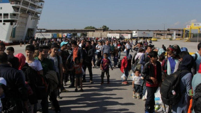 Στο λιμάνι του Πειραιά έφθασαν από τη Μυτιλήνη 79 πρόσφυγες