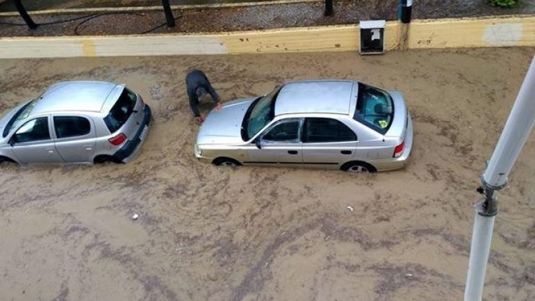 “Έβρεξε” προβλήματα – Πλημμύρισαν δρόμοι!