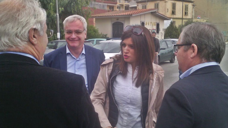 Αυτοψία της υφυπουργού Μακεδονίας Θράκης στη γέφυρα που κατέρρευσε στην Καβάλα