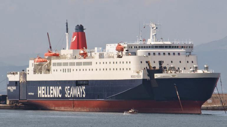 Στον Πειραιά το επιβατηγό οχηματαγωγό πλοίο «Νήσος Ρόδος» με 270 μετανάστες και πρόσφυγες αιτούντες άσυλο